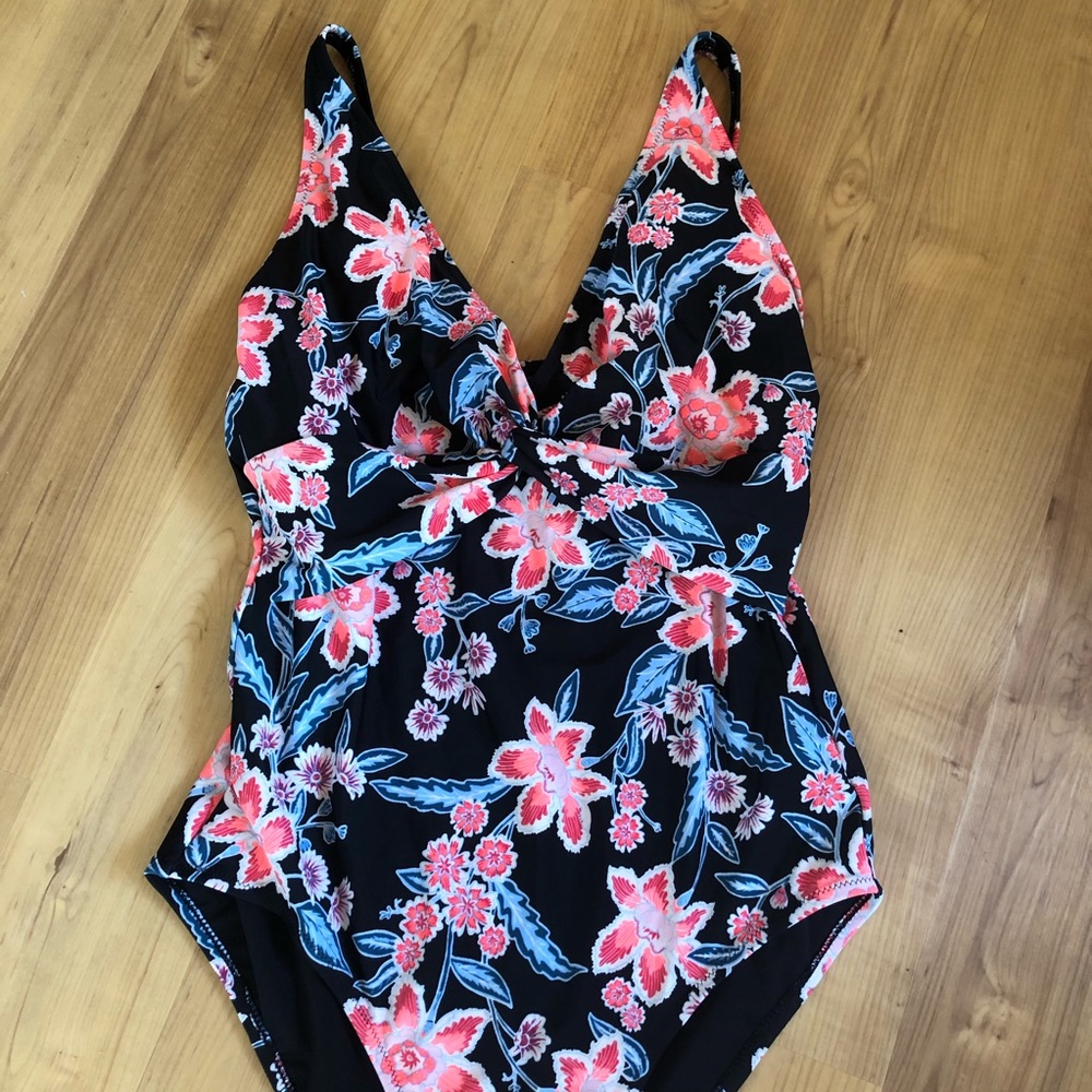 NWOT Old Navy Twist-Front One Piece Swimsuit